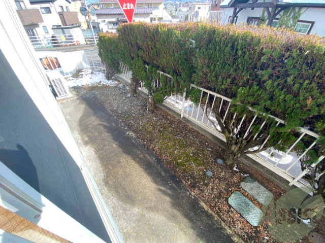 バルコニー　洗濯物が干せるようになっています。垣根もあるので安心ですね。