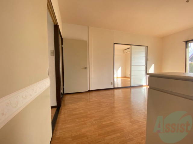 玄関　玄関からの様子はこんな感じ。８帖のＤＫにすぐ繋がっています。