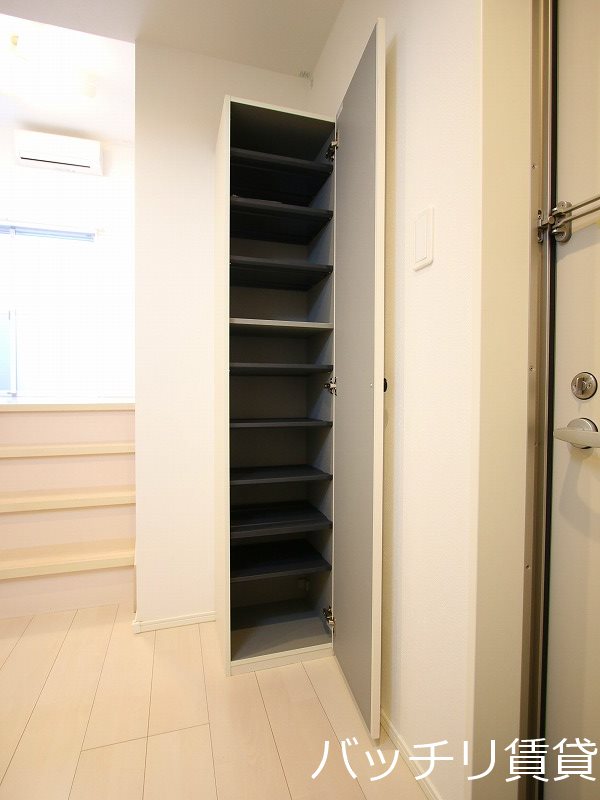 玄関　別号室タイプの為、現状を優先致します。