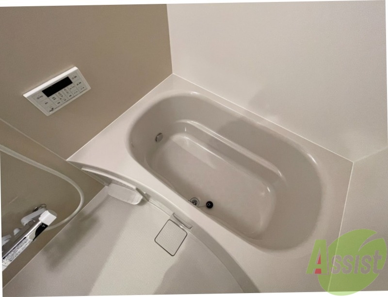 バス・シャワールーム　浴槽付きのお風呂です。ここで一日の疲れを癒しましょう。