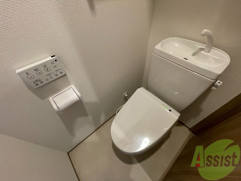トイレ　トイレはこちらのウォシュレット付きになりますね。