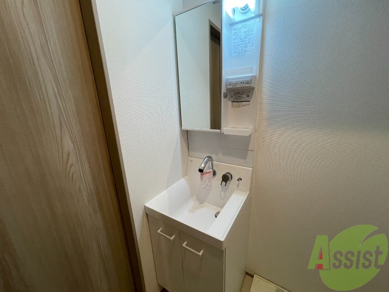 洗面設備　独立洗面台になっているので忙しい朝もばっちりですね。
