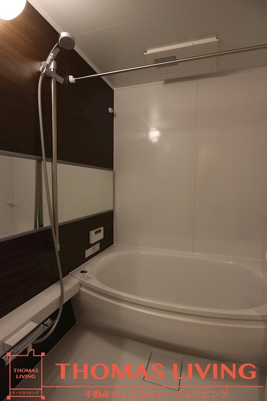 バス・シャワールーム　足の伸ばせる1坪浴槽です。