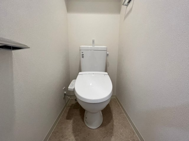 トイレ　落ち着いた色調のトイレです