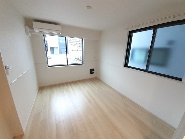 居室・リビング　10.2帖のリビング♪角部屋・二面採光です☆