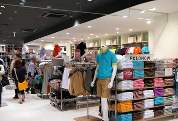 ショッピングセンター　ユニクロアキバトリム店（ショッピングセンター）まで592m