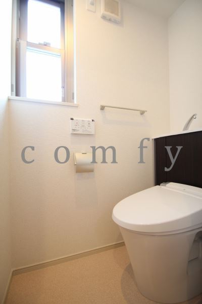 トイレ　ウォシュレット完備・小窓もあり換気良好