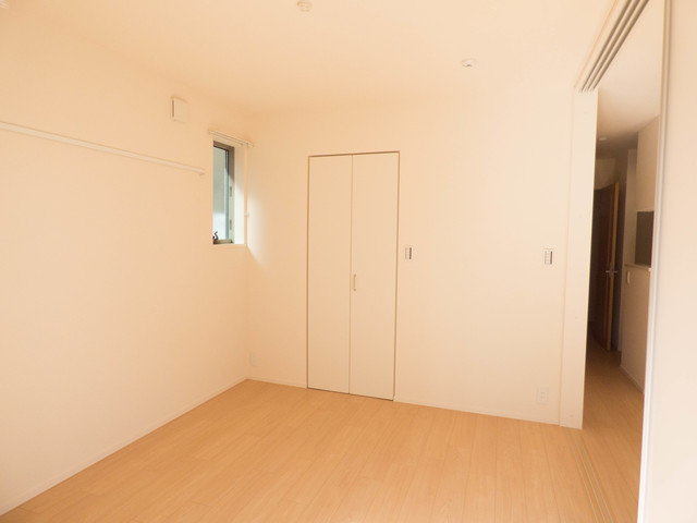 居室・リビング　最上階南西向き　日当良好な洋室