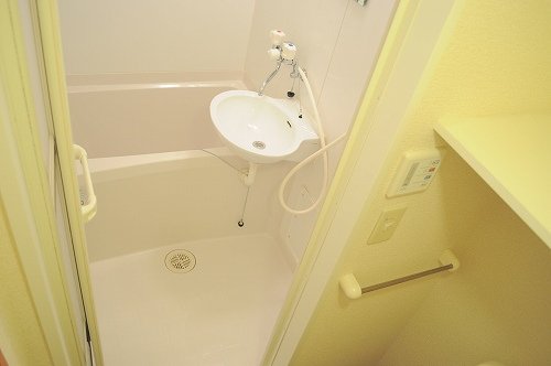 バス・シャワールーム　コンパクトで使いやすいお風呂です