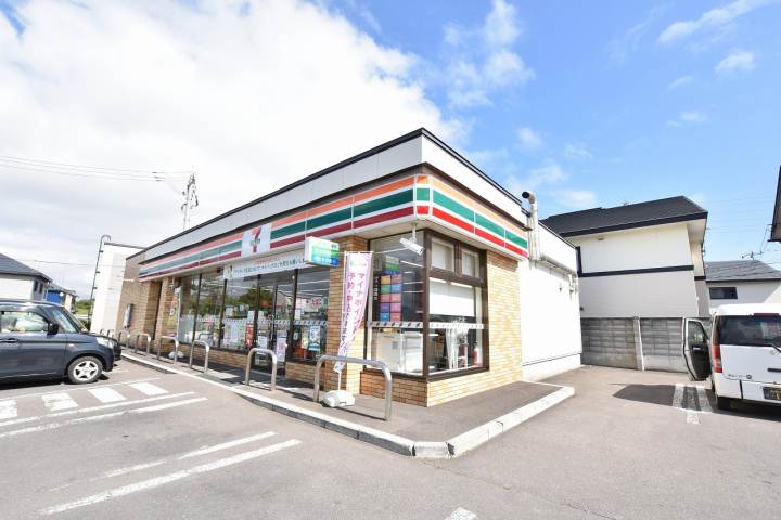 コンビニ　セブンイレブン（コンビニ）まで411m