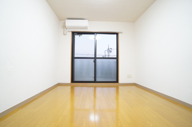 居室・リビング　上品なフローリング仕上げの洋室です！