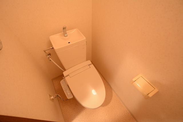 トイレ　温水洗浄便座付きのトイレです♪