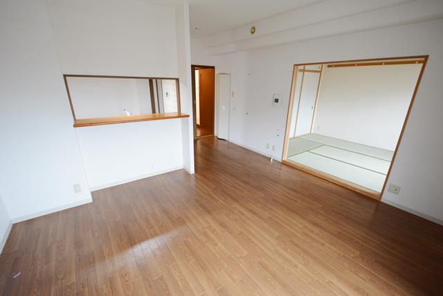 居室・リビング　床色が明るくて綺麗です♪