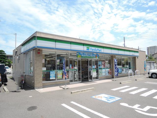 コンビニ　ファミリーマート（コンビニ）まで795m