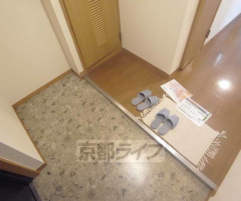 玄関　２０５号室の写真です。