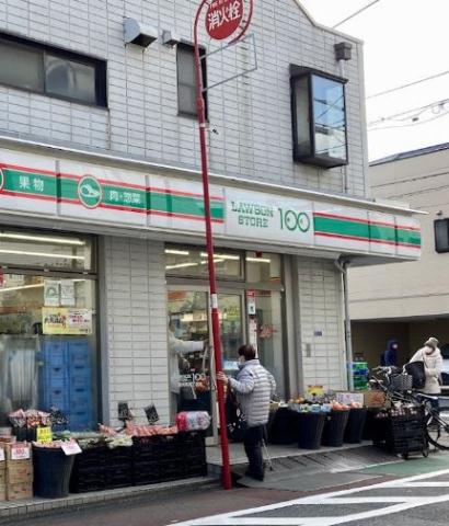 コンビニ　ローソンストア１００（コンビニ）まで210m