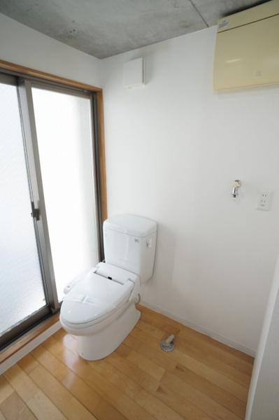 トイレ　洗面脱衣スペースにトイレがあります。
