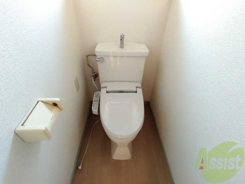 トイレ　温水洗浄便座付きのお手洗いになります。毎日快適ですね。
