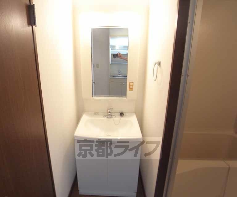 洗面設備　便利な洗面台です。