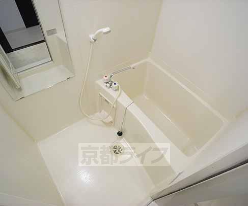 バス・シャワールーム　お風呂には小窓が付いております