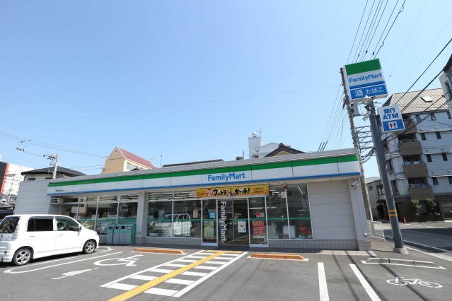コンビニ　ファミリーマート高知南宝永町店（コンビニ）まで985m