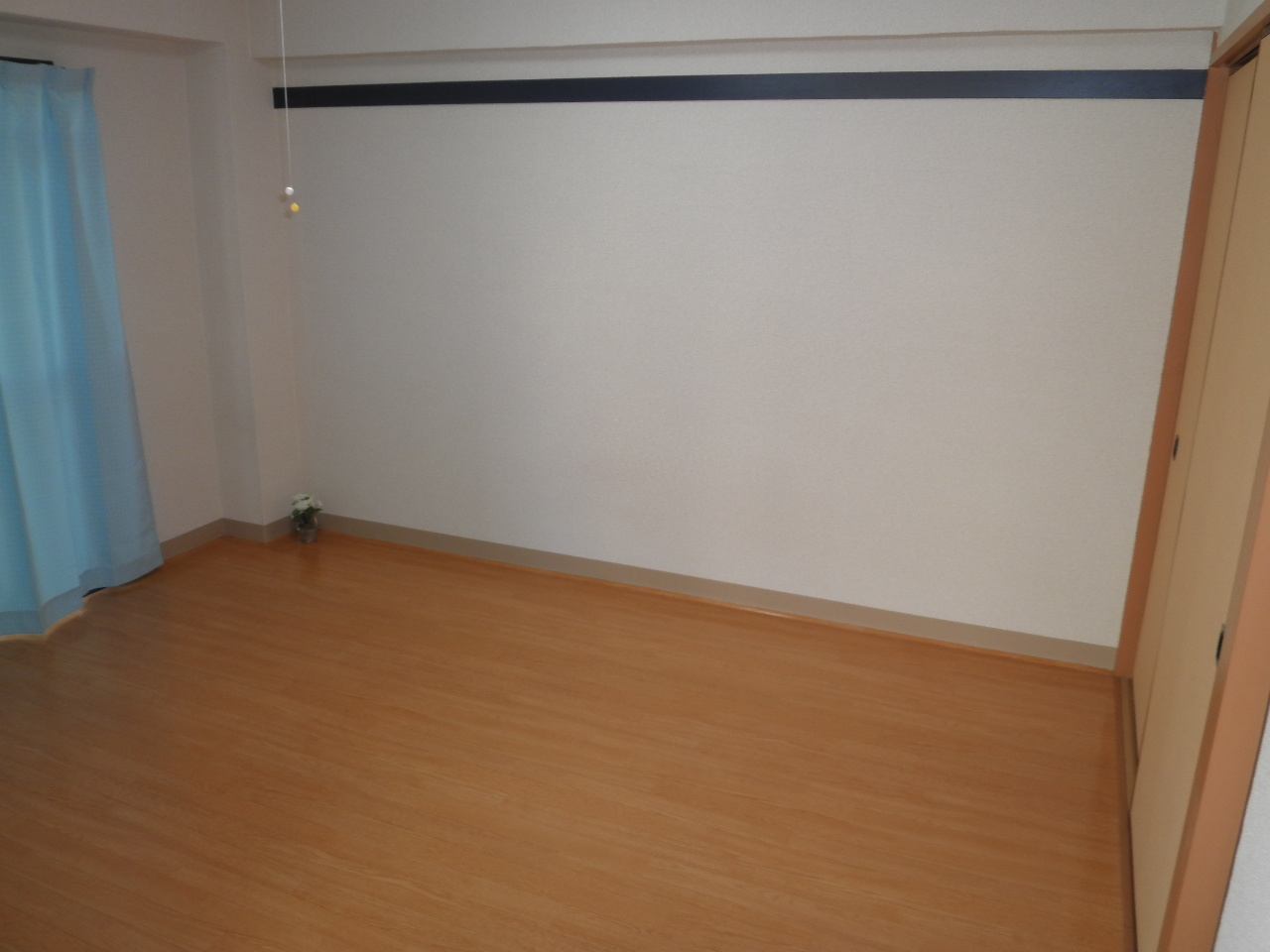 居室・リビング　ベランダ向かって右の洋室