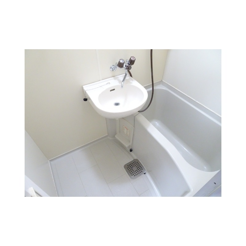 バス・シャワールーム　キレイにリフォームされています♪