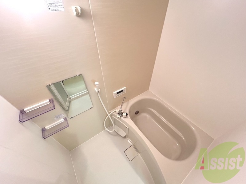 バス・シャワールーム　お風呂には追焚機能がついています。湯船でリラックスできます。