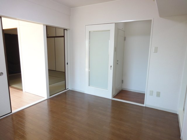 居室・リビング　同物件、別号室のものです。