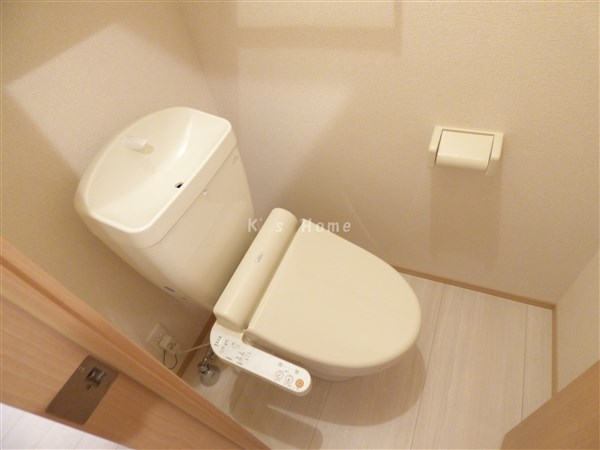 トイレ　扉付き収納が便利！ウォシュレット付きのトイレ！