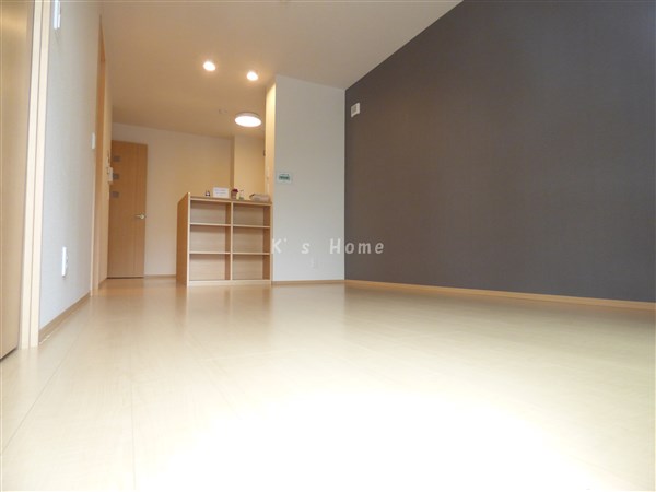 居室・リビング　アクセントクロスで落ち着いた雰囲気の室内！インターネット無料