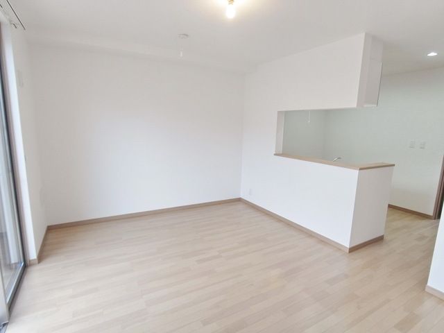 居室・リビング　☆明るい居室・南向きです