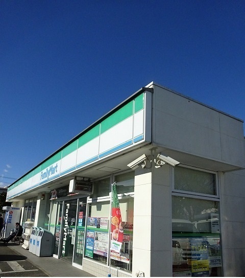 コンビニ　ファミリーマート（コンビニ）まで130m