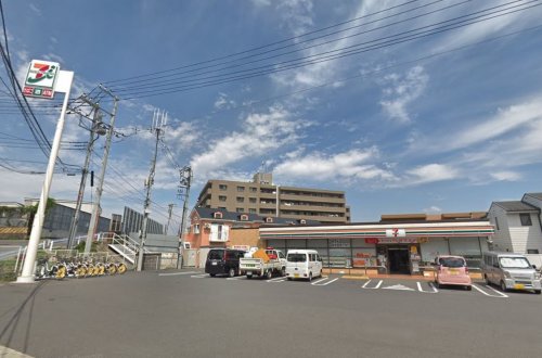 コンビニ　セブン-イレブン 横浜川島町西店（コンビニ）まで556m