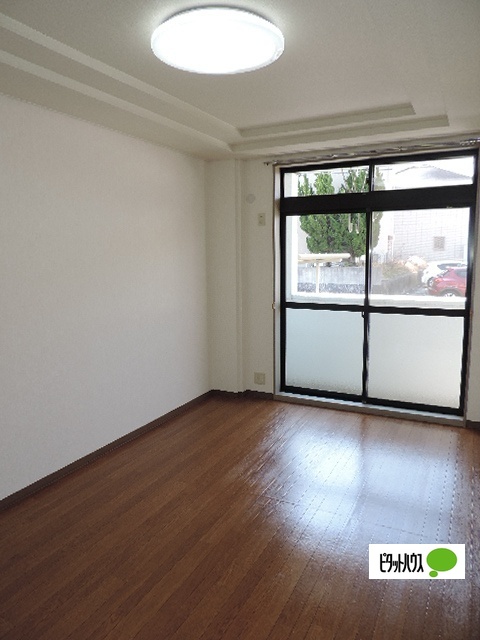 居室・リビング　同物件別部屋