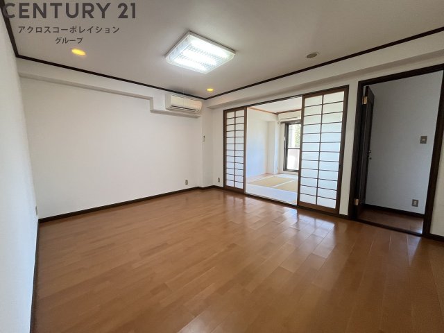 居室・リビング　床色が落ち着いた色合いで綺麗です♪