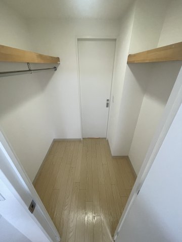 収納　洋室から洗面所へ抜けれるウォークスルークローゼット