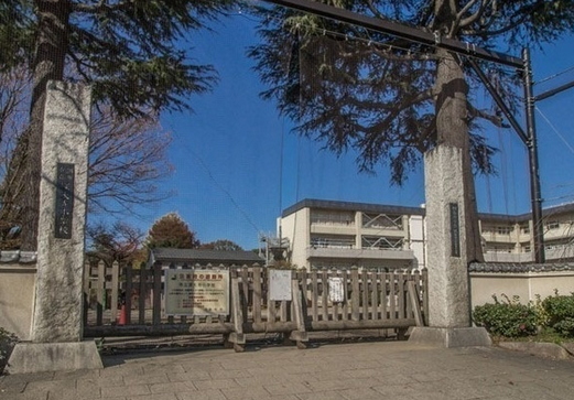 小学校　調布市立深大寺小学校（小学校）まで484m