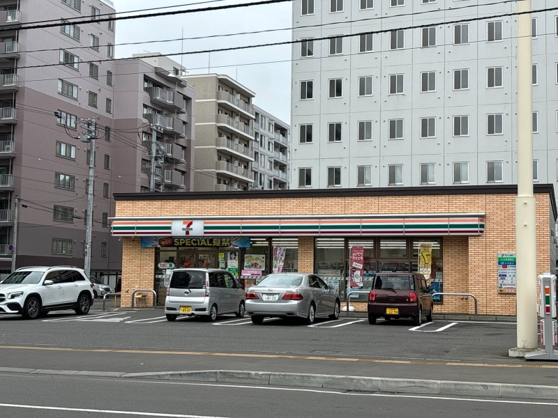 コンビニ　セブンイレブン札幌北7条西12丁目店（コンビニ）まで207m