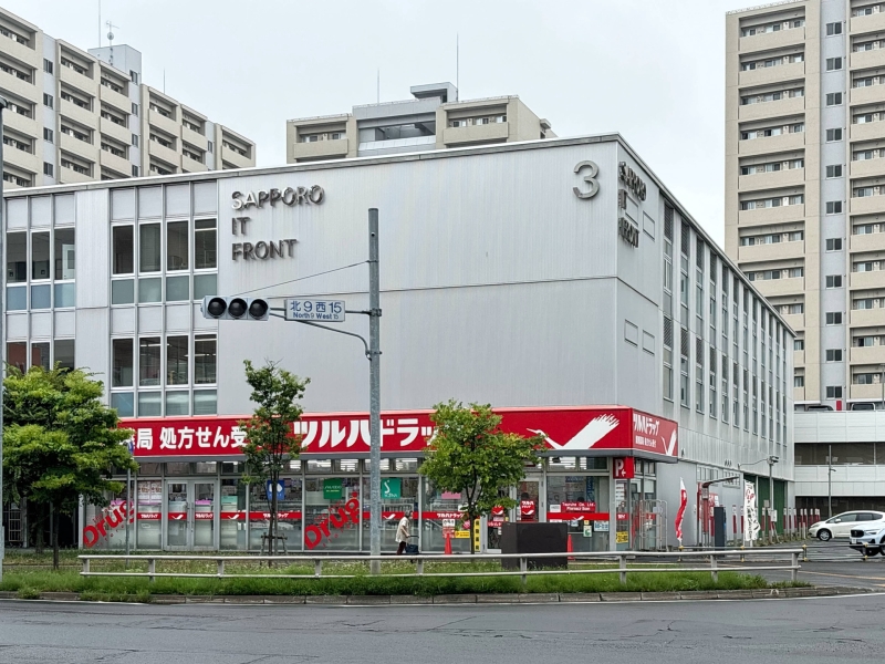 ドラックストア　調剤薬局ツルハドラッグ桑園店（ドラッグストア）まで770m