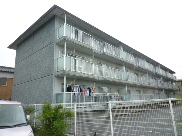 建物外観　３階建て