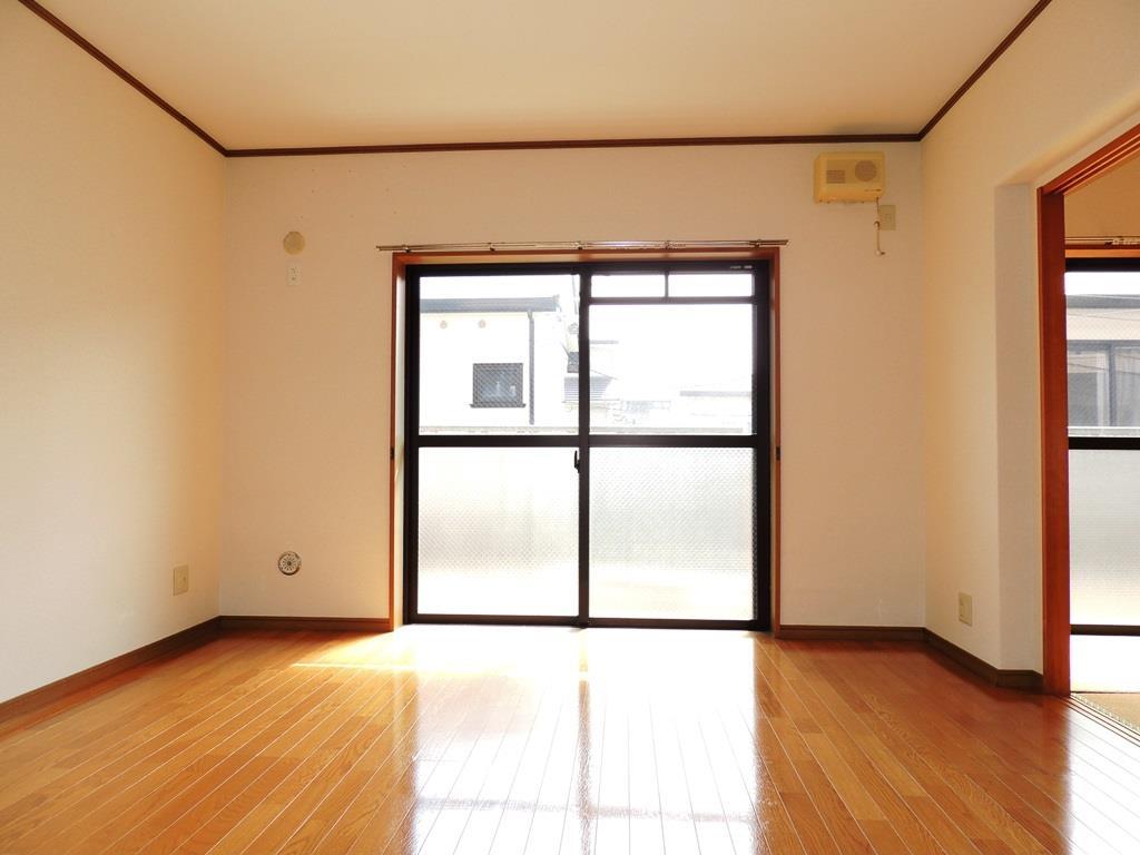 居室・リビング　日当りの良いお部屋です。