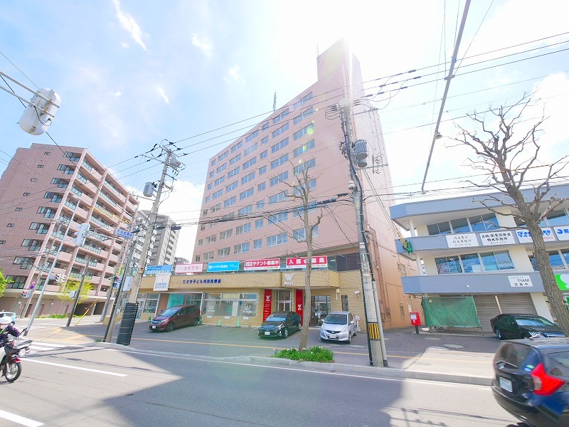 建物外観　南郷通沿いに建ち、陽当たり良好です♪