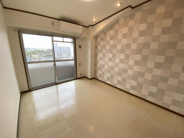 居室・リビング　前面開けていて明るいお部屋です