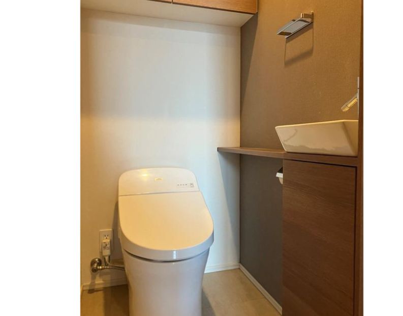 トイレ　落ち着いた色調のトイレです