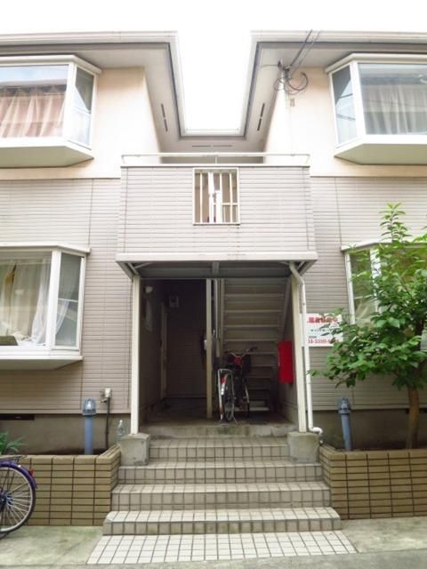 エントランス　隣接したお部屋がありません。