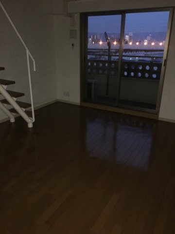 レクシア鶴見の居間写真