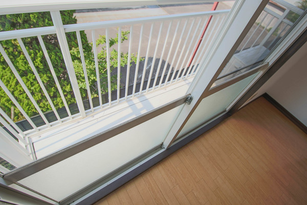 バルコニー　同じ建物の別なお部屋