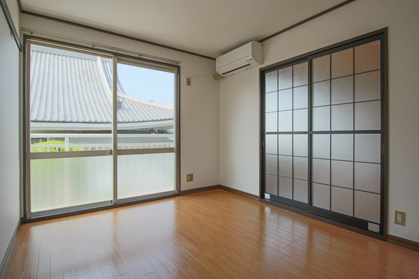 居室・リビング　同じ建物の別なお部屋