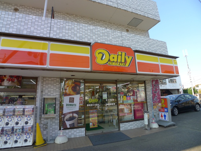 コンビニ　デイリーヤマザキ喜多見5丁目店（コンビニ）まで754m